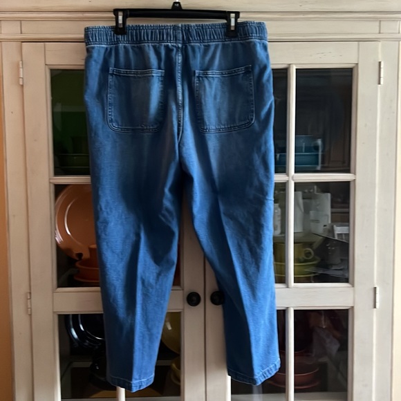 🌷LIKE NEW🌷GAP EASY CROP JEAN SIZE LARGE 23”L 17”W - Picture 2 of 3